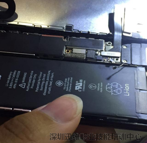  iPhone7开机白苹果重启 手机无法开机维修一例