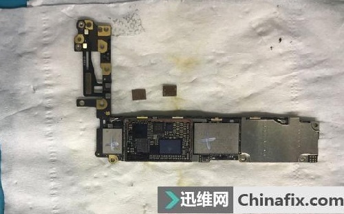 iPhone6开机花屏出现横条纹反应慢故障维修