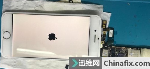 iPhone6开机花屏出现横条纹反应慢故障维修