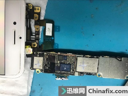 iPhone6开机花屏出现横条纹反应慢故障维修