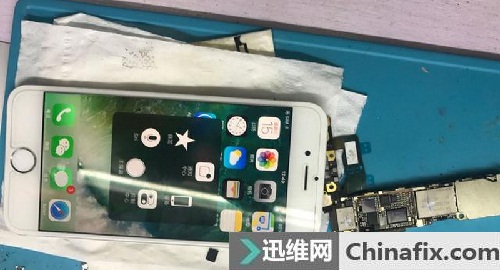 iPhone6开机花屏出现横条纹反应慢故障维修