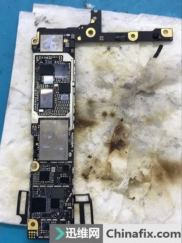 iPhone6 Plus手机电池充不进电 充电有显示维修