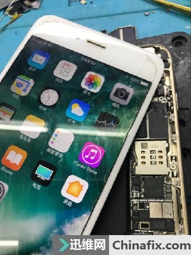 iPhone6 Plus手机电池充不进电 充电有显示维修