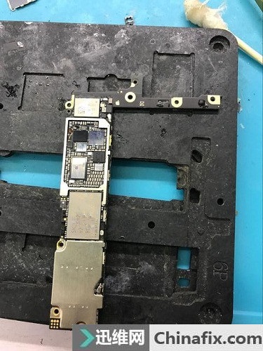 iPhone6 Plus手机电池充不进电 充电有显示维修