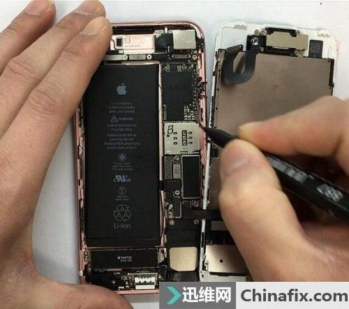 iPhone7开机一直白苹果花屏重启 手机 开不了机维修