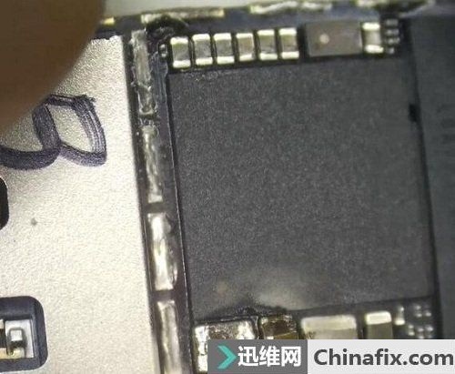 iPhone7开机一直白苹果花屏重启 手机 开不了机维修