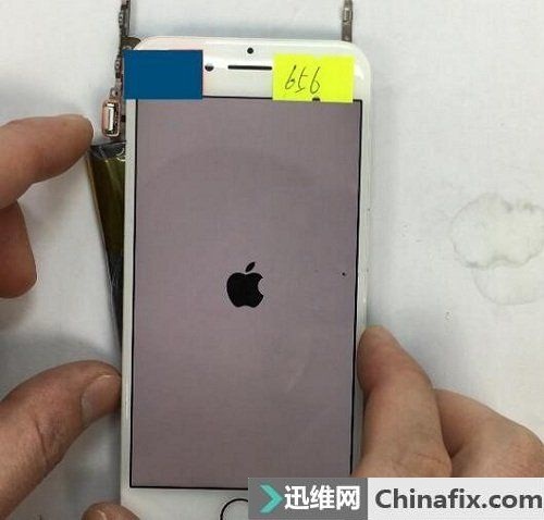 iPhone7开机一直白苹果花屏重启 手机开不了机维修