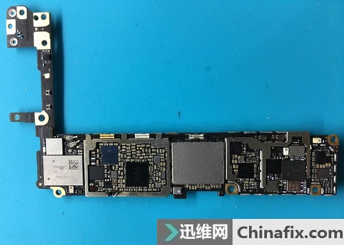 iPhone6S进水后反复重启 手机开不了机搬板维修