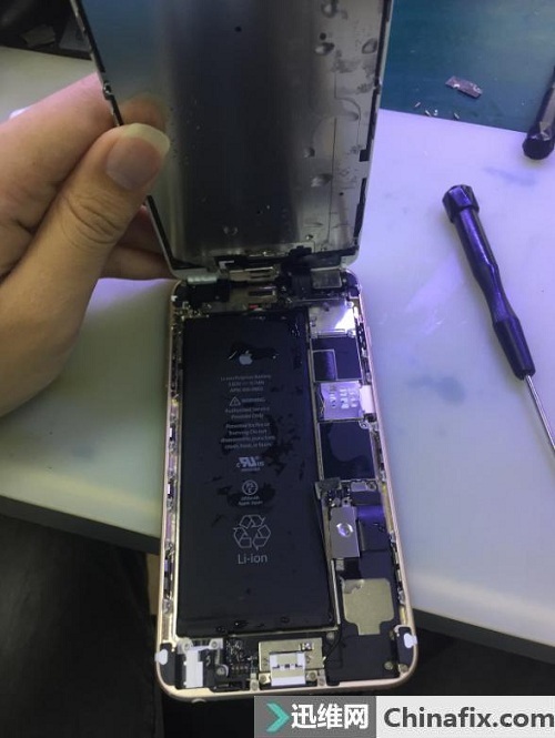 iPhone6 Plus手机进水开不了机 阴阳屏故障维修