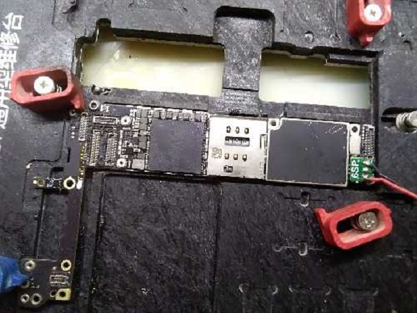 iPhone6s手机接电漏电不开机维修案例