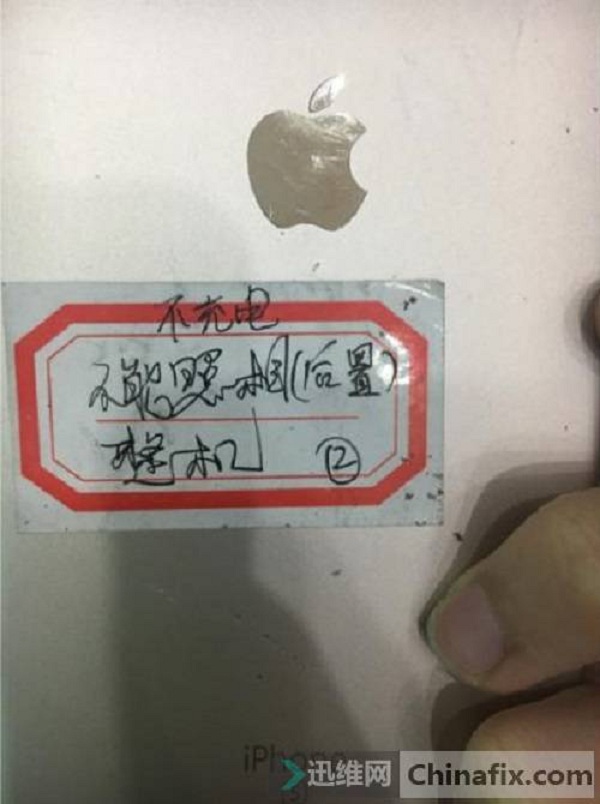 iPhone6splus手机后摄像头不能用不充电故障维修案例