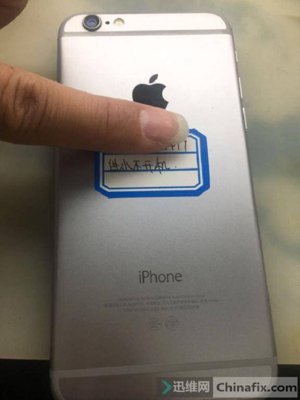 iPhone6手机进水开不了机 有显示无背光故障维修